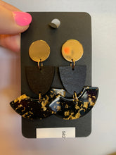 Load image into Gallery viewer, Wood &amp; Golden Flakes Earring