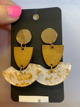 Load image into Gallery viewer, Wood &amp; Golden Flakes Earring