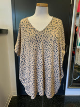 Load image into Gallery viewer, V-Neck Pocket Top